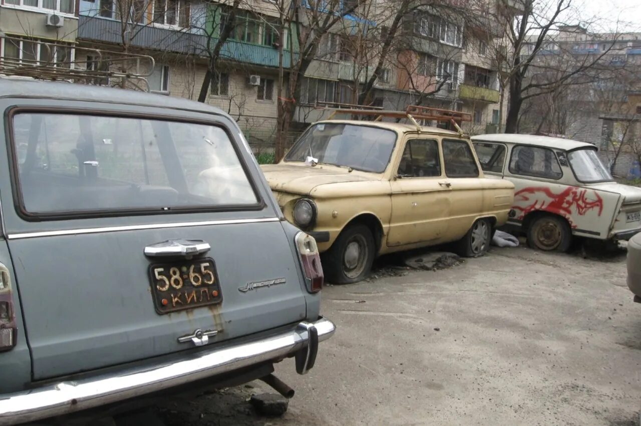 Почему машину бросает. АВТОХЛАМ во дворе. Заброшенный автомобиль во дворе. Брошенные автомобили стоящие в дворах. Брошенные машины в Украине.