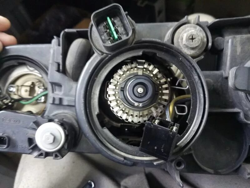 Электрокорректор фар шевроле круз. Где находится корректор. Корректор света фар cruze. Автоматический корректор фар схема. Где находится корректор.