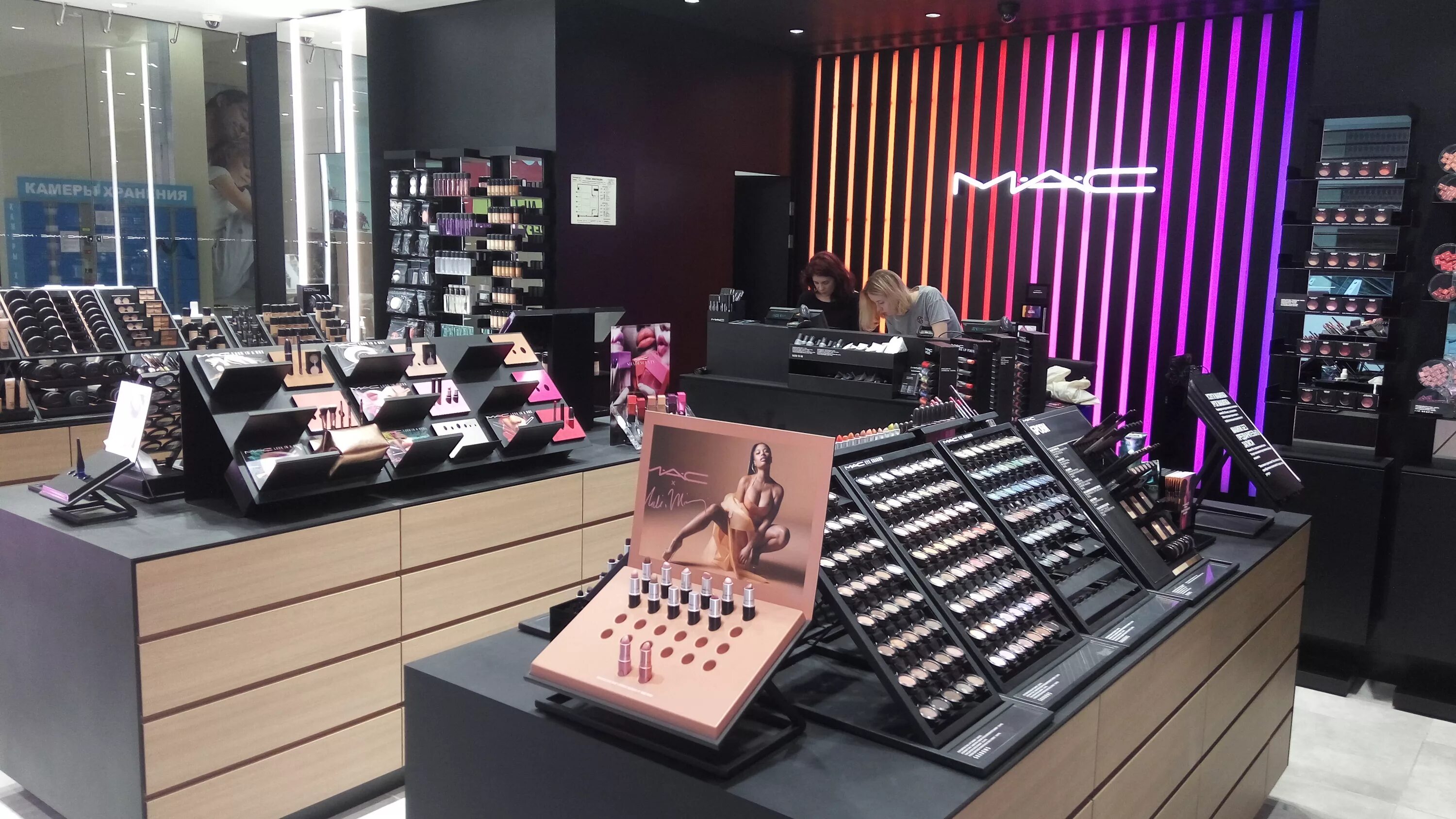 Make it store. Mac косметика. Mac магазин косметики. Магазин косметики касса. Оборудование для магазина декоративной косметики.