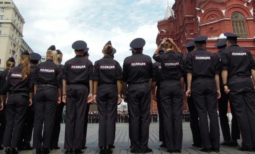 Туристическая полиция москва. Разгон демонстрантов в москве. Почему много полиции в москве сегодня. Полицейский со спины. Полиция москвы.