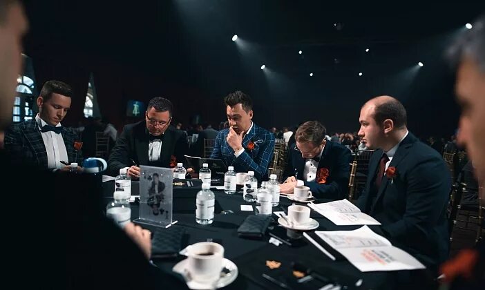 Мужчина бизнесмен. В клубе бизнесменов состояние. В клубе бизнесменов состояние. Клуб 500 портнягин. Клуб предпринимателей.