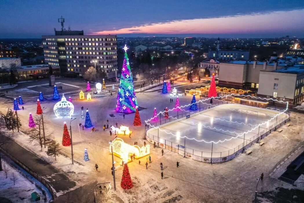 Нова г оренбург. Площадь Ленина Оренбург новогодний городок. Каток на площади Ленина Оренбург 2022. Новогодний городок 2022 Оренбург каток. Каток возле Оренбуржья Оренбург.