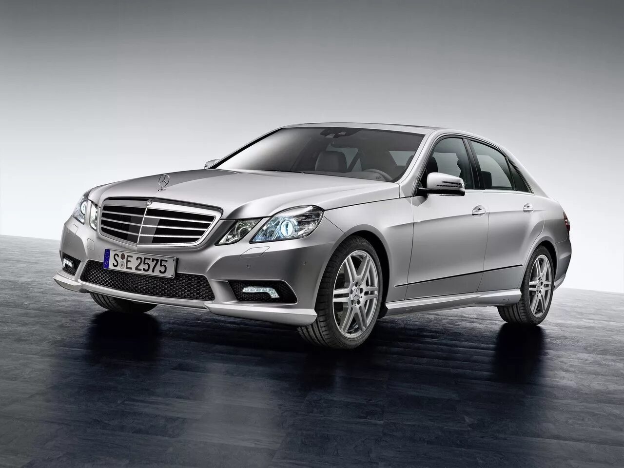 Е класс модели. Мерседес w212 e500. Mercedes e class w212. Мерседес-Бенц седан е-class. Mercedes Benz e500 w212.