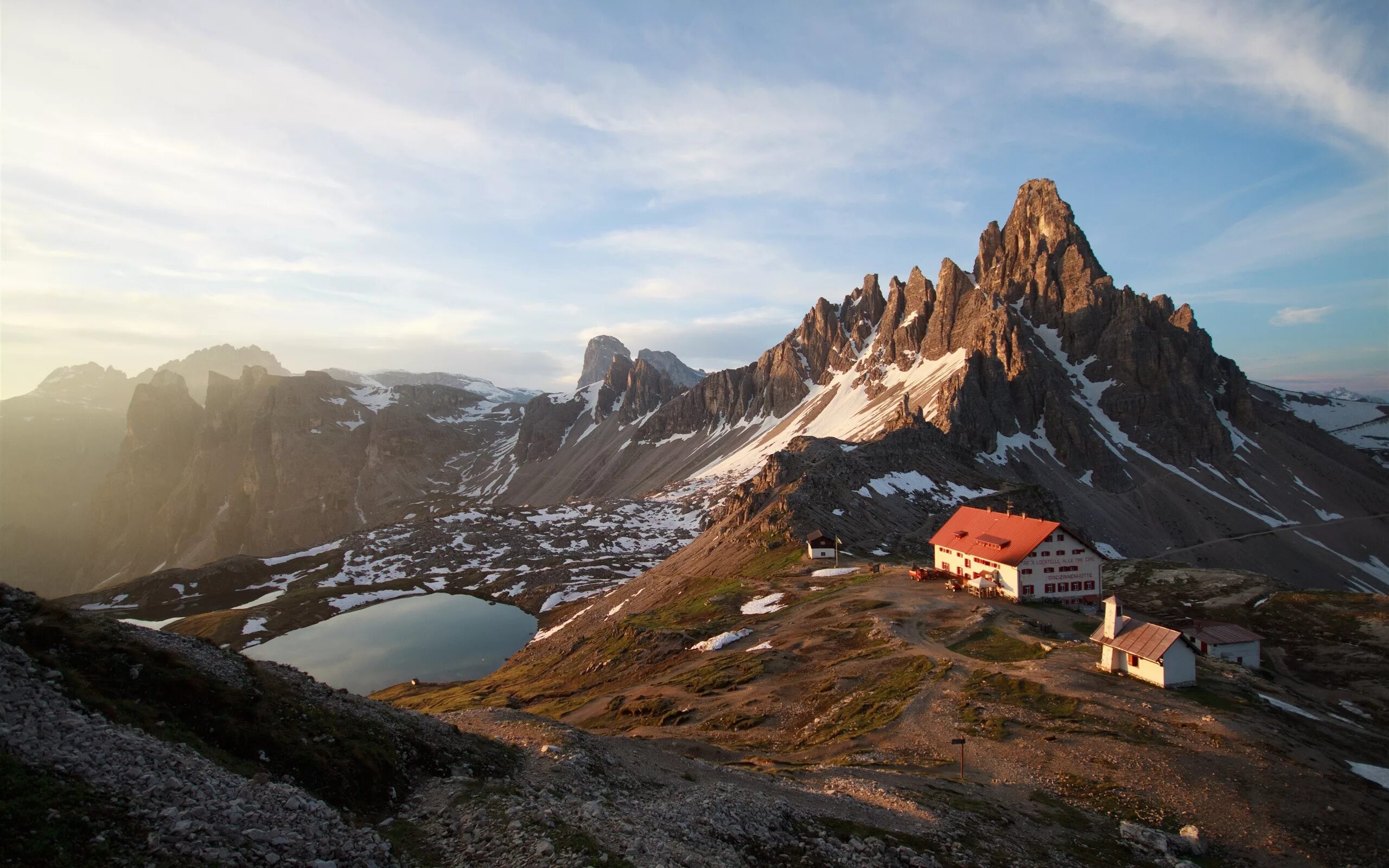 Higher mountains. Дом на вершине горы. Горы Италии. Домик на вершине горы. Гора низ гор.