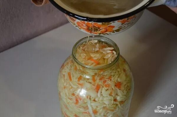 70 уксус для капусты. Капуста квашеная с сахаром и солью. маринад для квашеной капусты с уксусом. капуста с уксусом и сахаром. маринад для квашеной капусты на литр.