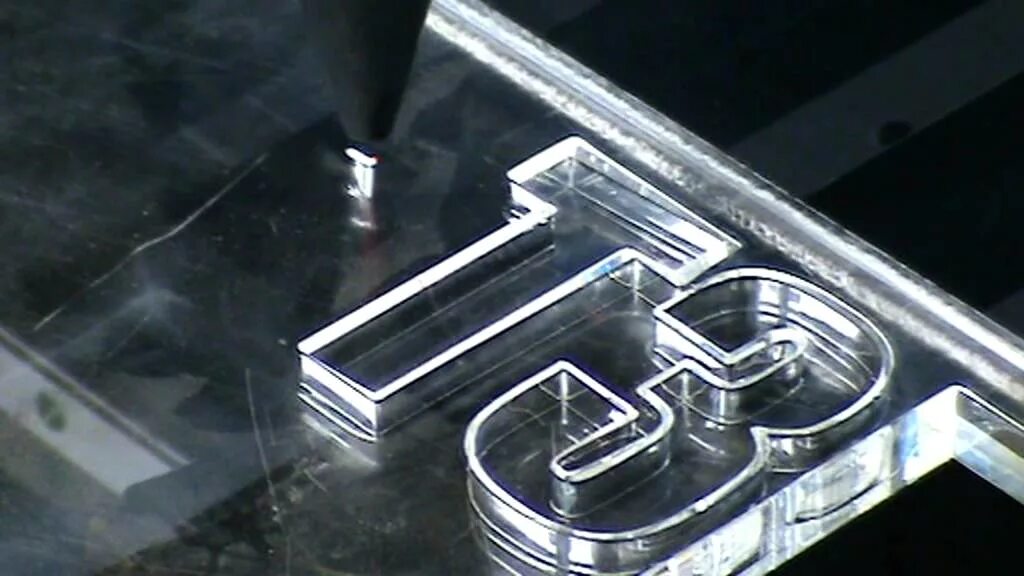 Резка оргстекла лазером. Лазерный станок для резки оргстекла. Лазер оргстекло. Фрезерная резка оргстекла. Оргстекло на лазерном станке.