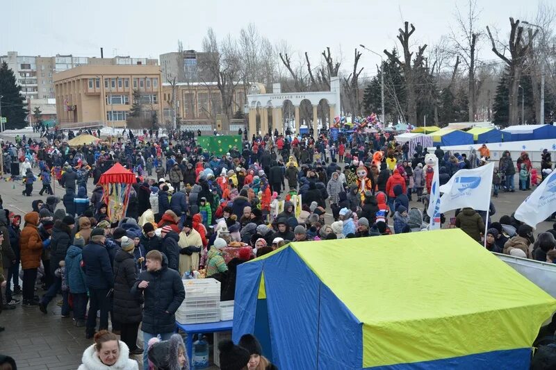 Масленица в энгельсе на площади. Масленица в Энгельсе. Широкая Масленица в Энгельсе. Масленица в городе Серпухов площадь Ленина 2022 год.