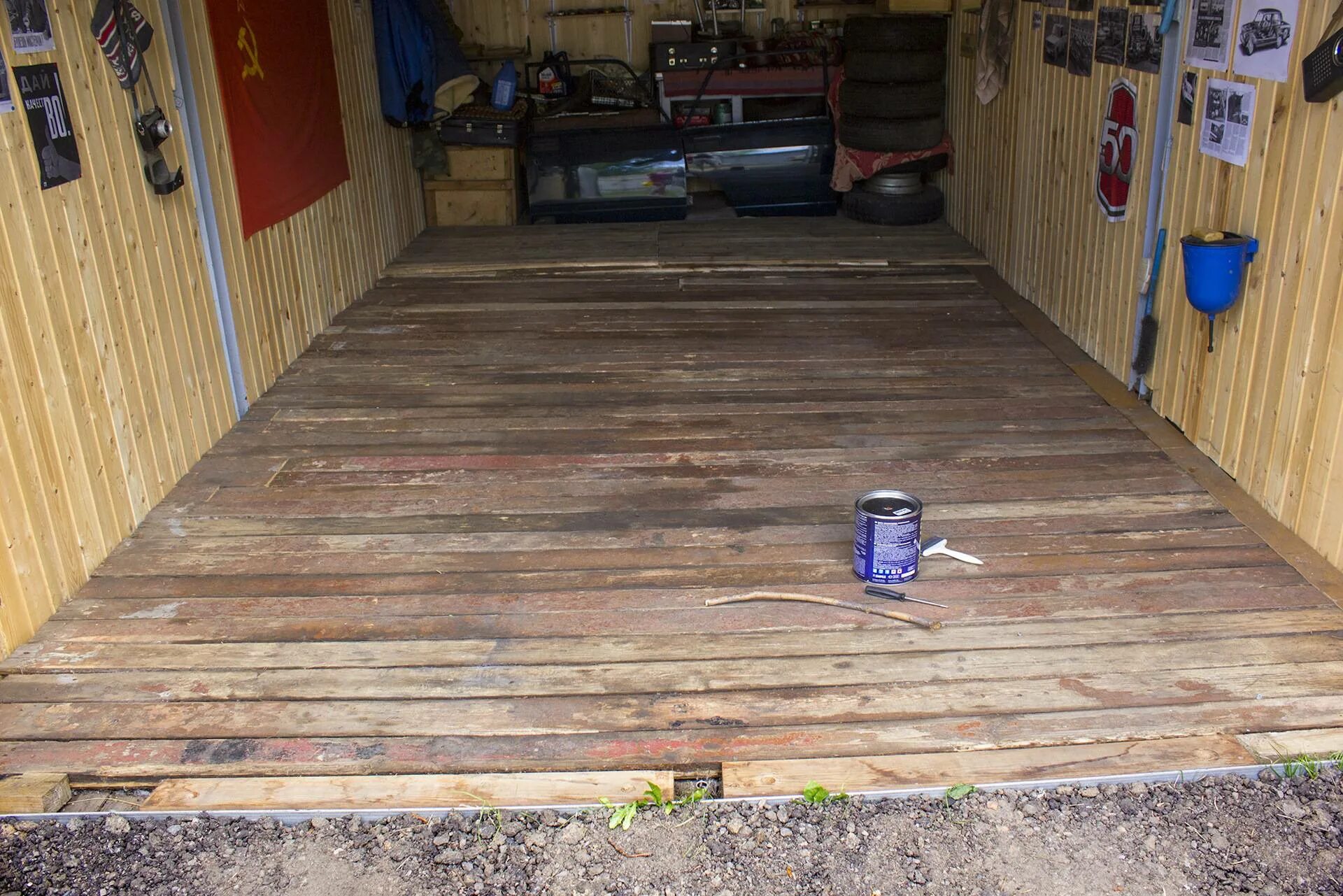 Старый деревянный сарай. Бетонный пол в сарае. Пол в сарае. Пол для хозблока. Пол в сарае.