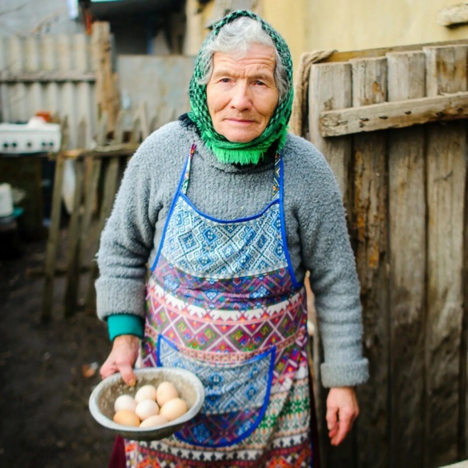 Бабушка село. Деревенская бабушка. Бабушка в деревне. Бабушка из деревни. Старушка в деревне.