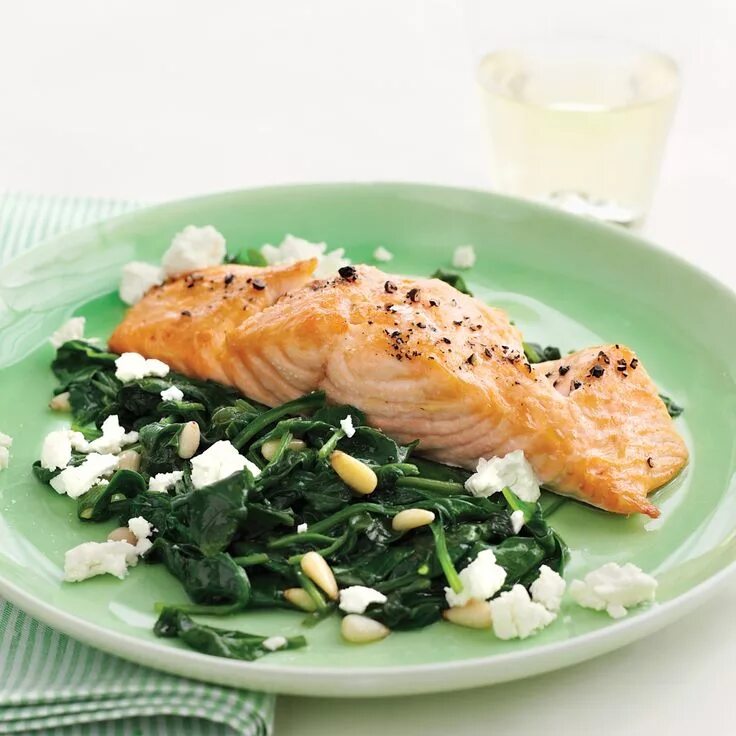 Лосось томленный в сливках со шпинатом. Форель с песто. Семга по-флорентийски. Лосось со шпинатом. Рыба с шпинатом.