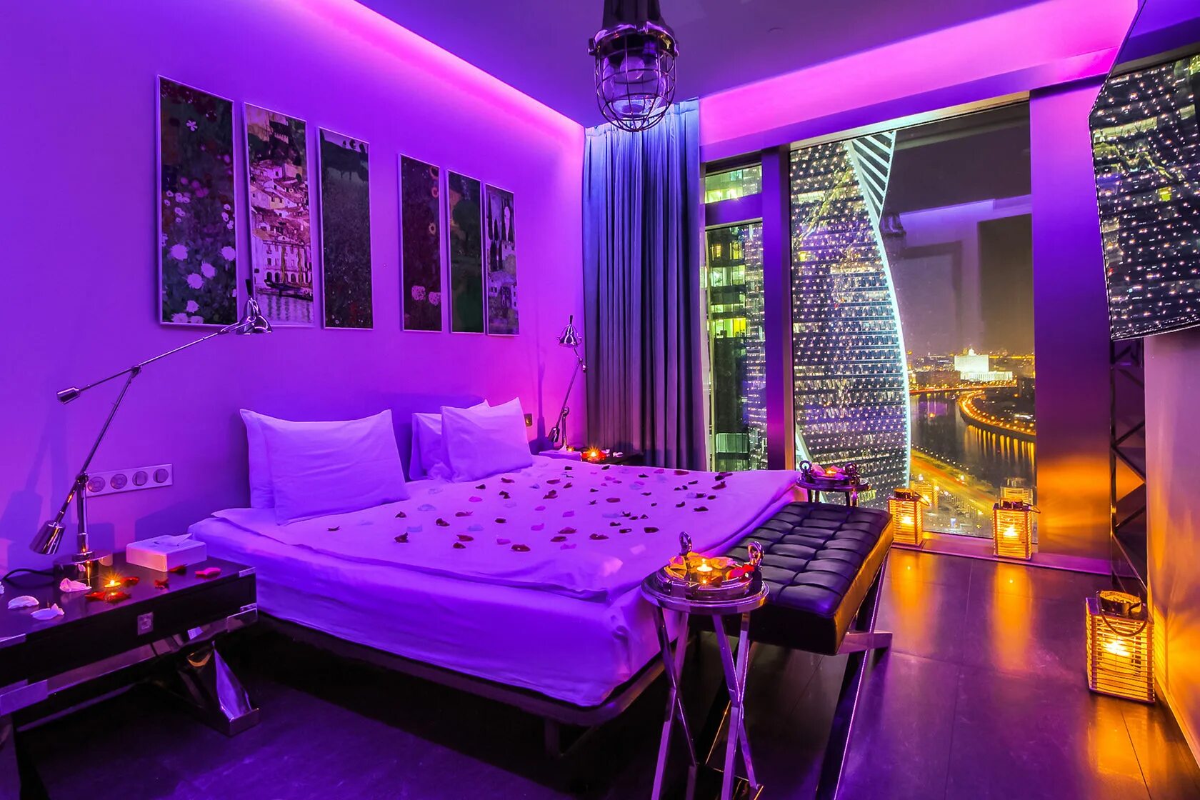 Москва Сити апартаменты с джакузи. Комната для вечеринок. Спальни в пентхаусе. Комната с фиолетовой подсветкой.