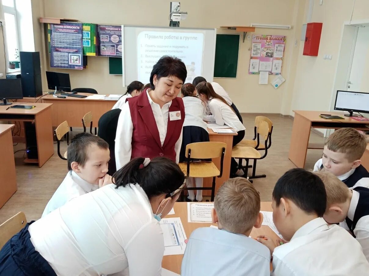 11 школа кызыл. Школа 8 кызыл. Директор школы 17 г. Директор школы 12 г кызыла. Школа 8 кызыл.