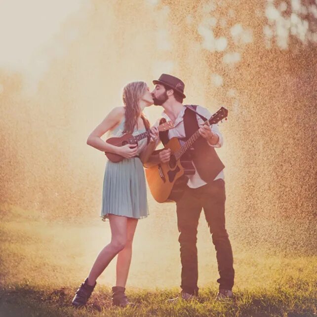 Песня для парного описания. Счастливые влюбленные. Пара влюбленных. Влюбленные с гитарой. Красивая пара влюбленных.