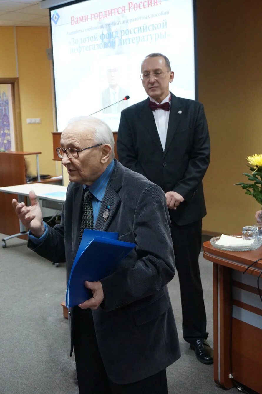 лауреатов 27