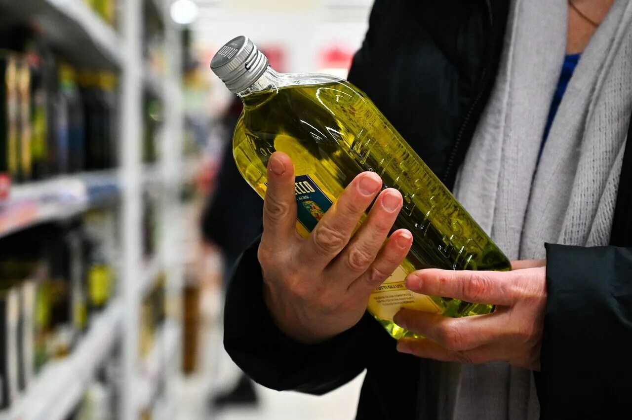 Оливковое масло подорожание. Оливковое масло Harvest. Российские масла. Поддельное оливковое масло.