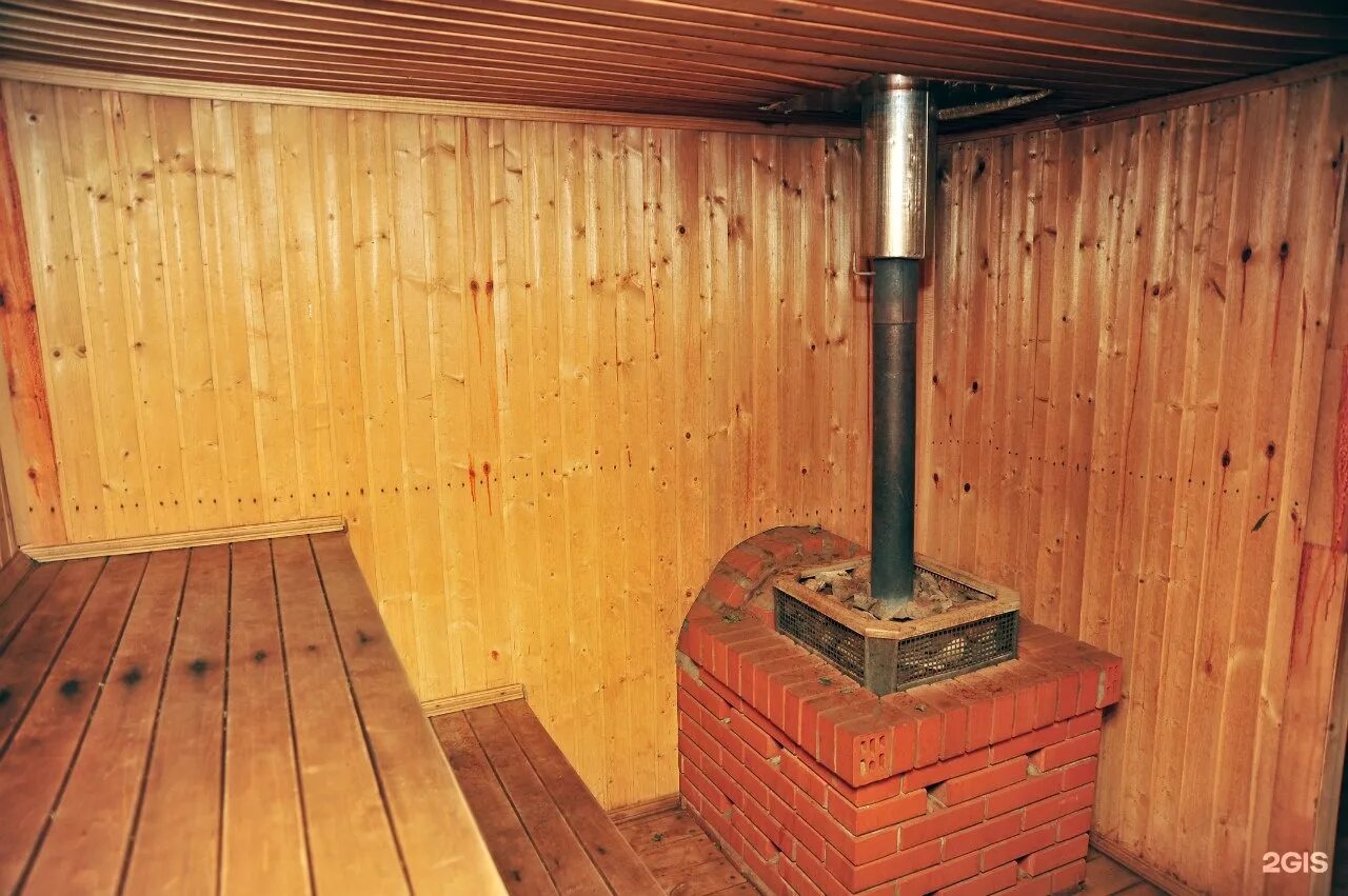 рваный талькохлорит в парилке. отделка печки в бане. банная печь обложенная камнем. гриль д печь минерит. печка для бани.