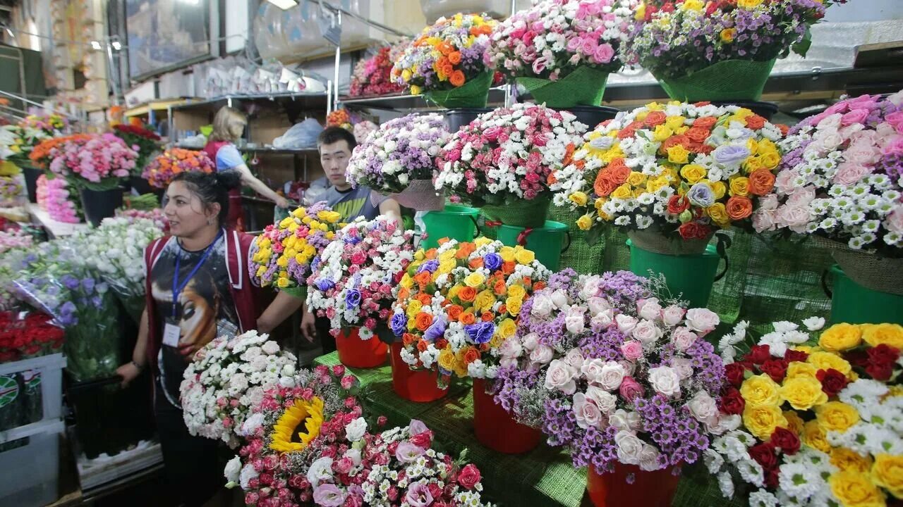 Сколько живут букеты. Рижский вокзал Цветочная база. Рижский рынок хризантемы. Букет цветов Рижский рынок. Рижский цветочный рынок.