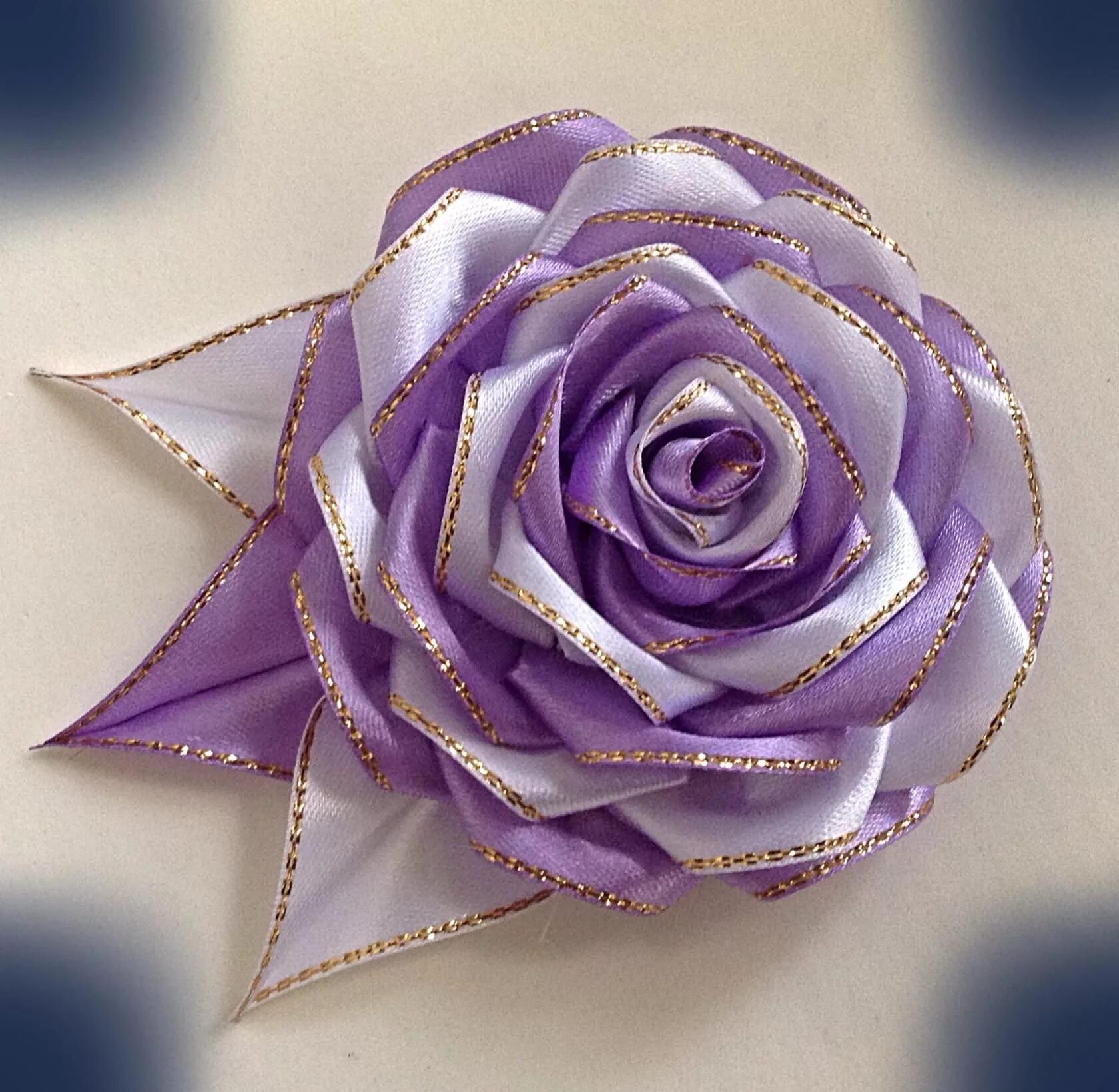 Как сделать цветы из атласной ленты. Цветы из ленточек своими руками. Цветы из лент мастер класс. Розы из ленты атласной 2. Цветы из лент своими руками.