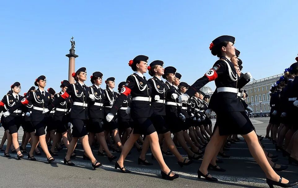 Парад победы германия. Репетиция парада Победы в Санкт-Петербурге 2019. Девушки на параде. Девушки в форме на параде. Девушки маршируют на параде.