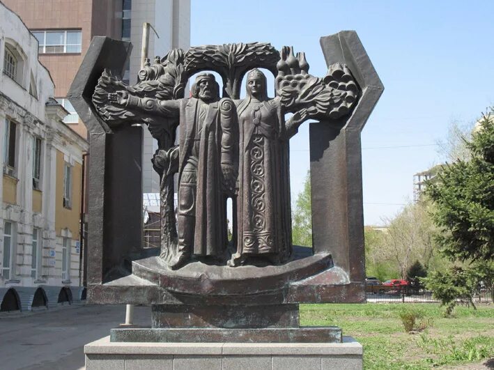 Мышь, которая вяжет ДНК и не только: рейтинг необычных памятников Новосибирска Р