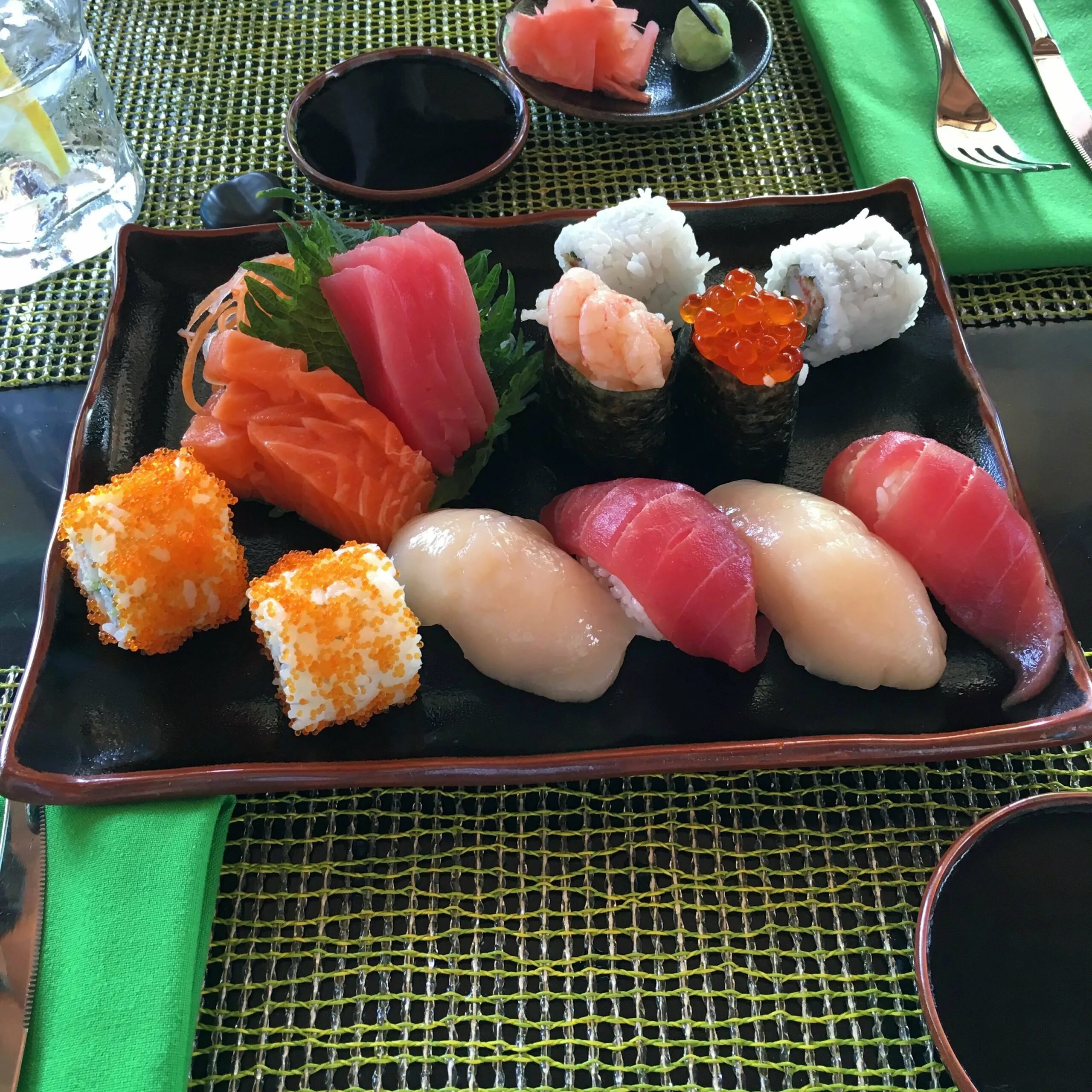 Где найти суши. Японская кухня. Суши и роллы. Роллы японское блюдо. Ингредиенты для роллов.