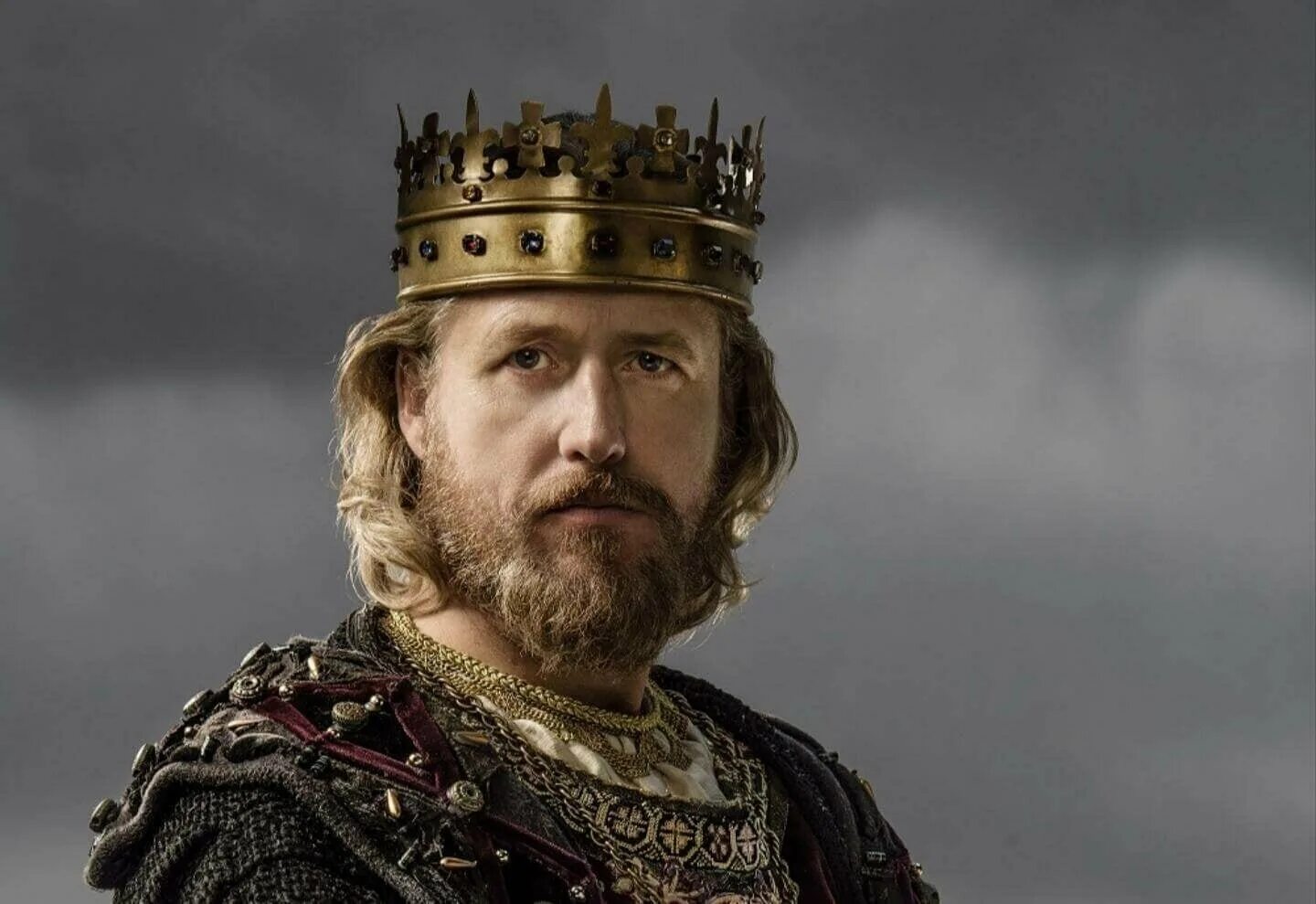 King who. Король 2019 тимоти шаламе. Безумный король чей сын. King who. Монти пайтон и священный грааль.