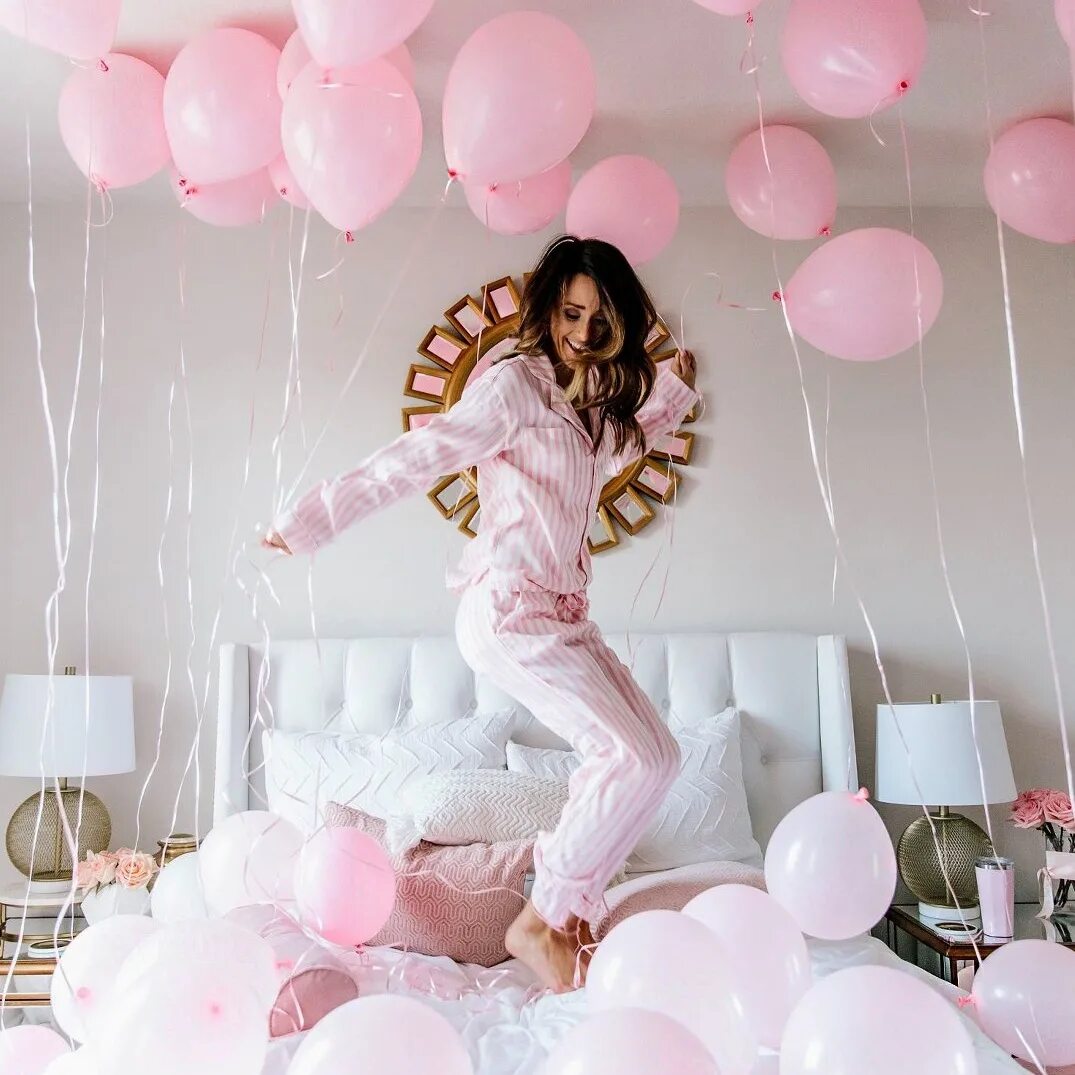 День рождение в постели. Девушка с воздушными шарами. Фотосессия с воздушными шарами. Комната в шарах. Воздушные шары в комнате.