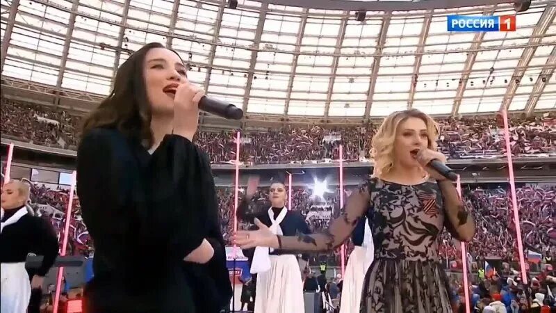 Россия донбасс песня слушать. Две девушки поют про Донбасс. Лужники концерт.