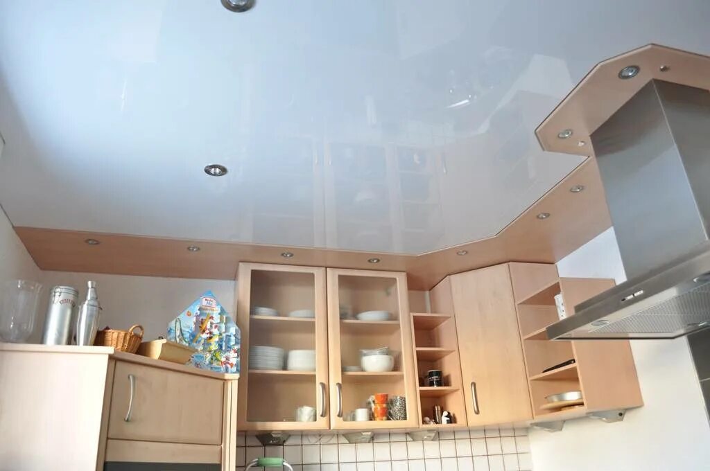 Какой лучше натяжной на кухне. Натяжной потолок на кухне. Подвесной потолок на кухне. Кухня в потолок. Натяжной потолок на маленькой кухне.