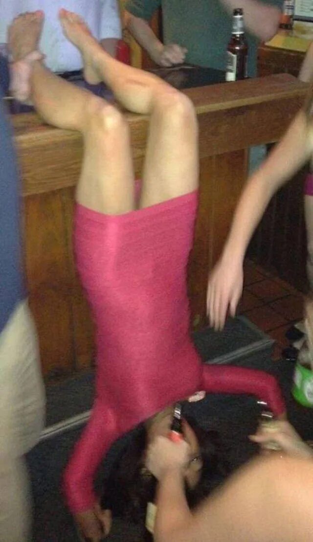 Пьяные девушки соцсетей. Девушки отрываются. Мелисса ривз пьяная. Девчонки в отрыве. Телочки жгут.