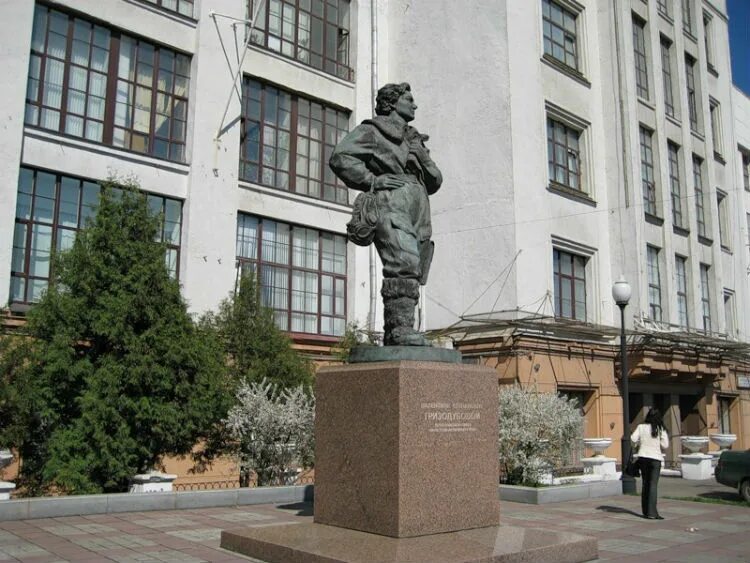 Памятник валентине гризодубовой. Памятник гризодубовой. Памятник валентине гризодубовой на кутузовском. Памятник гризодубовой. Памятник гризодубовой.