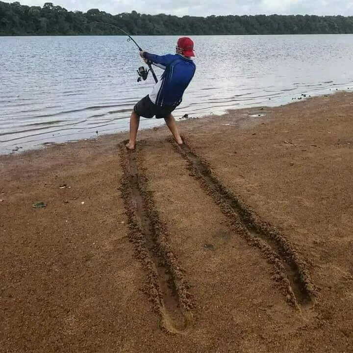 Часто ловлю на. Приколы на рыбалке. Рыбалка фото. Рыбак прикол. Ловля рыбы.