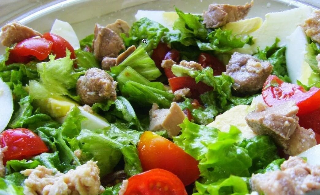 Печень трески салат. Салат с куриной печенью и овощами. Салат с печенью и яблоками. Салат полевой рецепт. Салат из куриной печени с рукколой и помидорами.