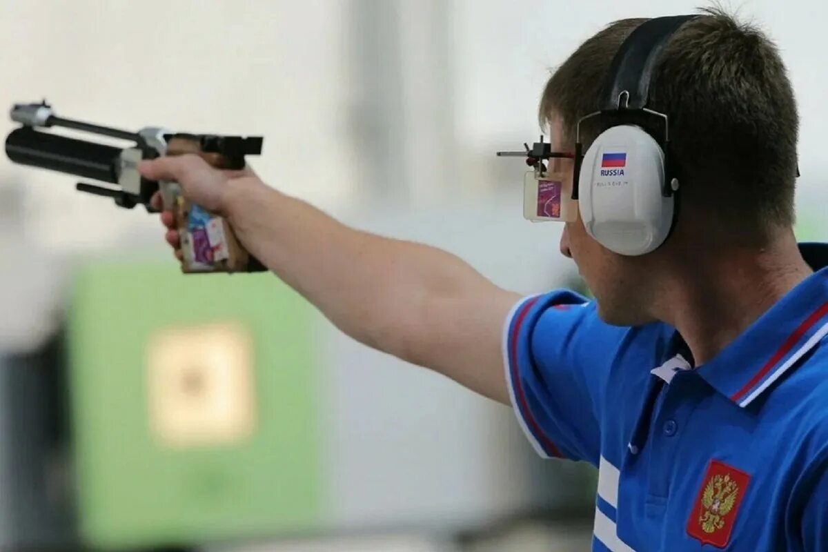 Тир стрельба из пистолета. Стрельба из пневматической винтовки. Стрельба из пистолета. Практическая стрельба из револьвера. Ipsc пневматическая винтовка.