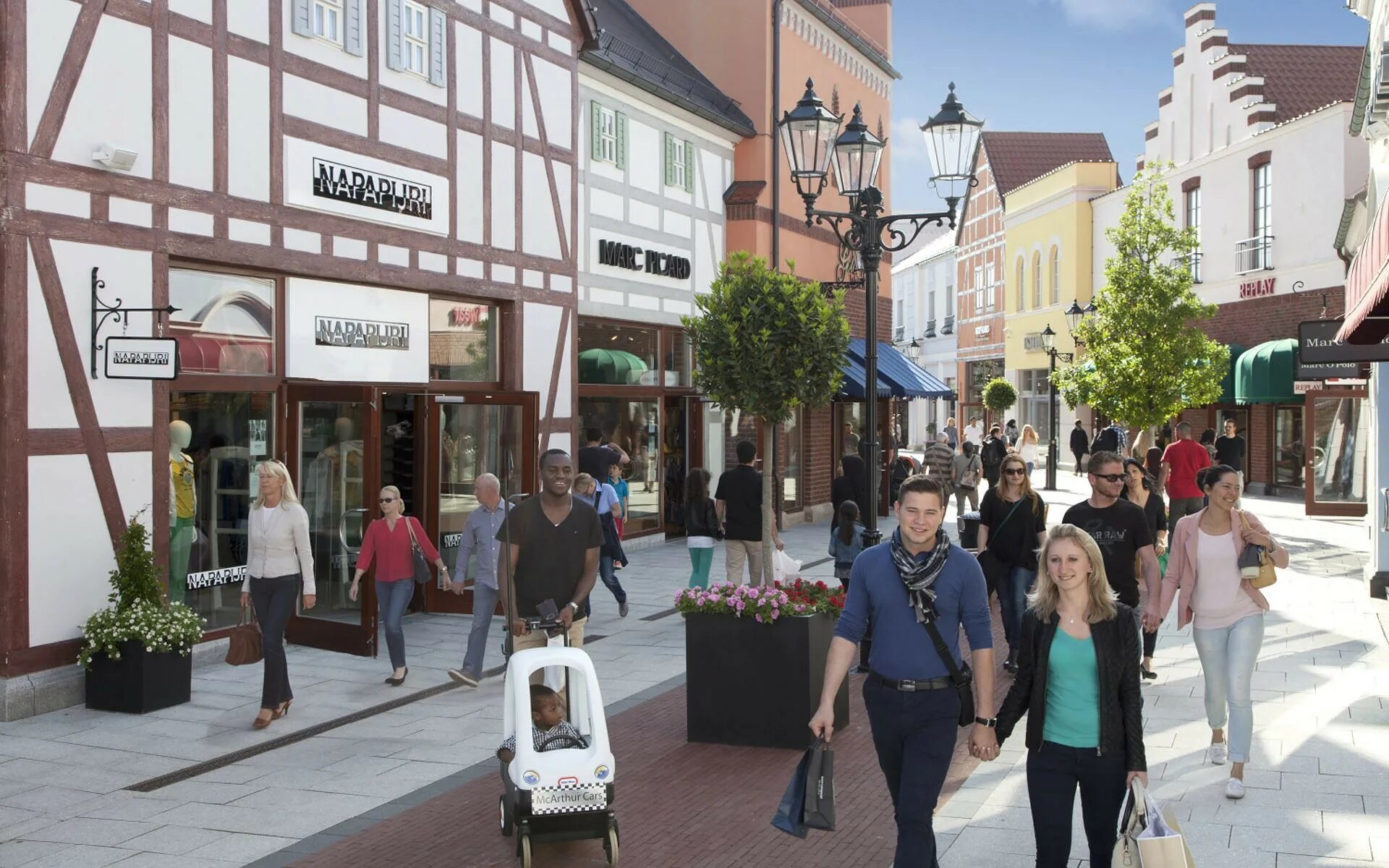 Outlet wustermark. Аутлет около аугсбург. Аутлет в германии фото. Аутлет в берлине. Германия wustermark.