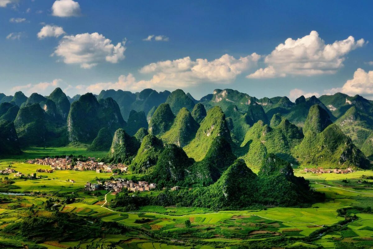 Южный Китай провинция Гуанси. Карстовые горы Гуанси Китай. Горы Гуйлинь Китай. Карстовые горы Гуйлинь.