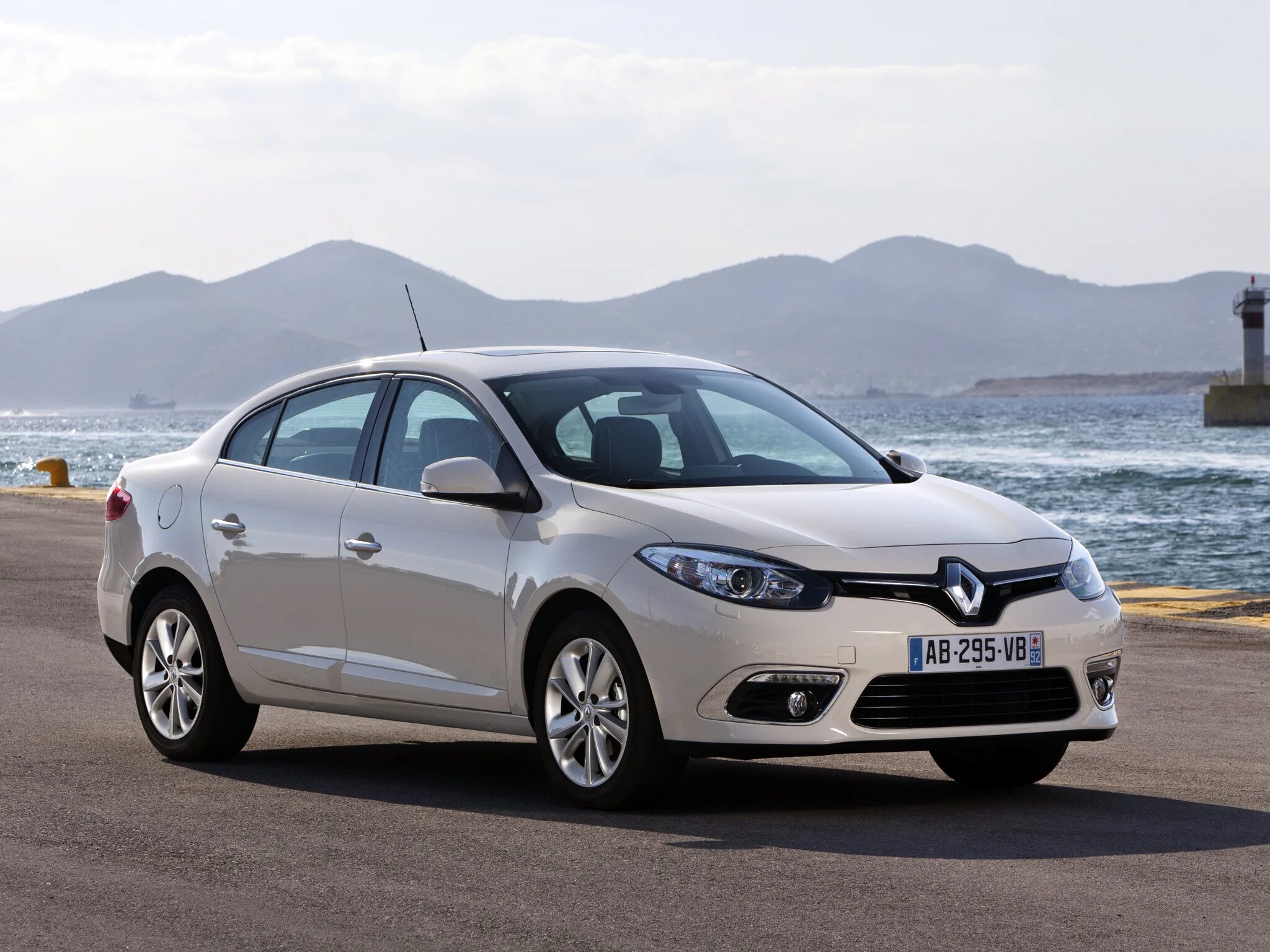 Renault fluence размер. Renault Fluence 2015. Renault Fluence 2012. Renault Fluence 2013. Рено Флюенс седан.