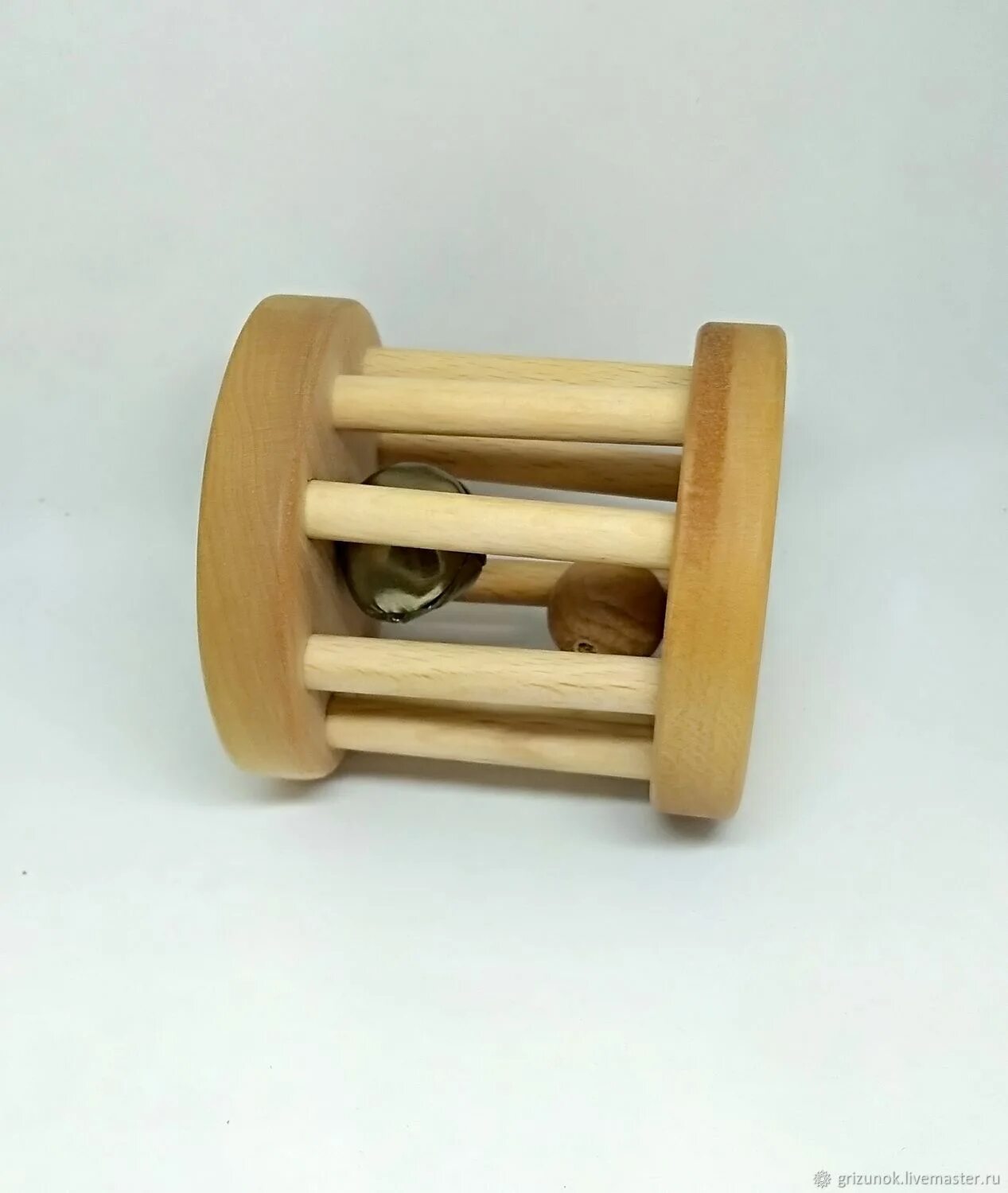 Rolling toy. Каталка деревянная барабанчик. Игрушка деревянная с маленькими колокольчиками. Деревянные каталки барабан по Монтессори. Каталка Монтессори.