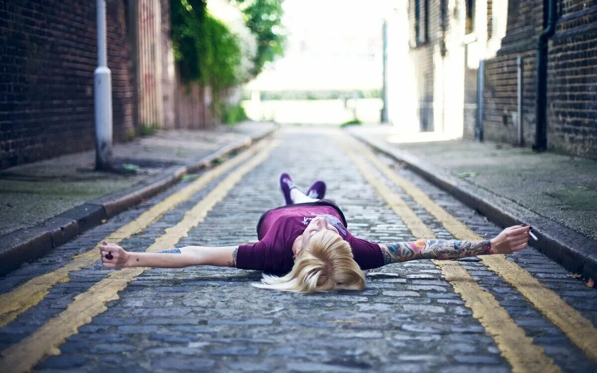 Девушка лежит на дороге. Девушка на дороге. Девушка на дороге. Девушка на тротуаре. Девушка лежит на дороге.