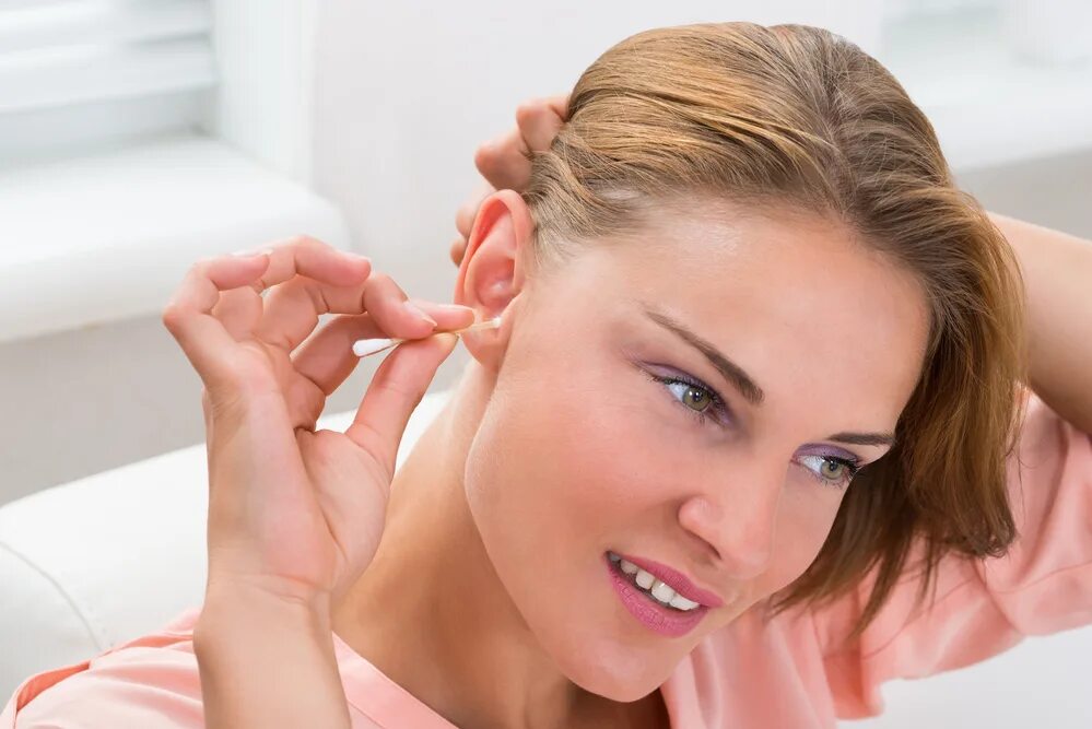 Clean ear. Ухо девушки. Девушка чистит уши. Мытье ушей.