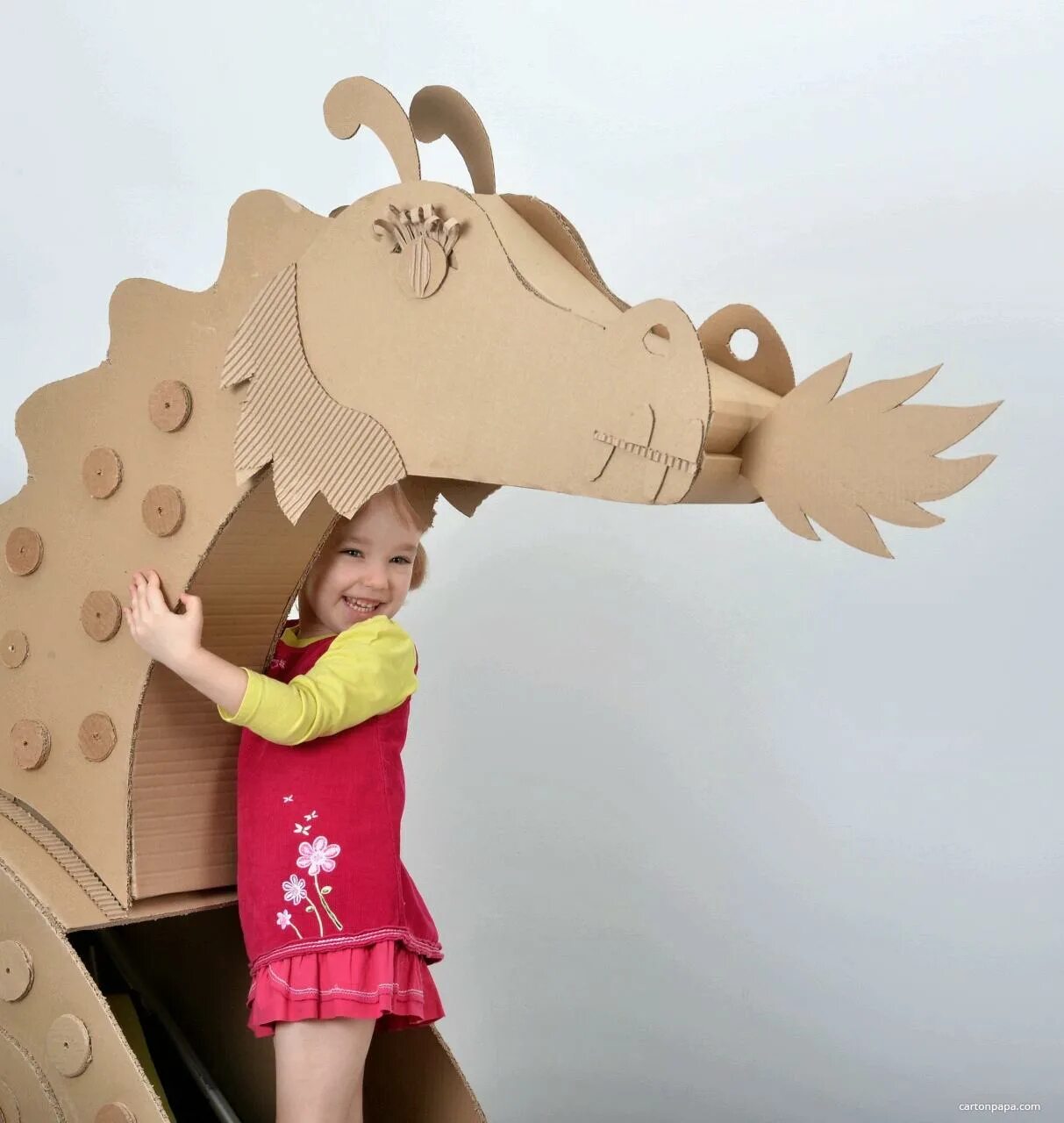 картонный костюм дракона. пейперкрафт дракон. поделка дракон. идеи для бумажного дракона. картонный дракон из бумаги.