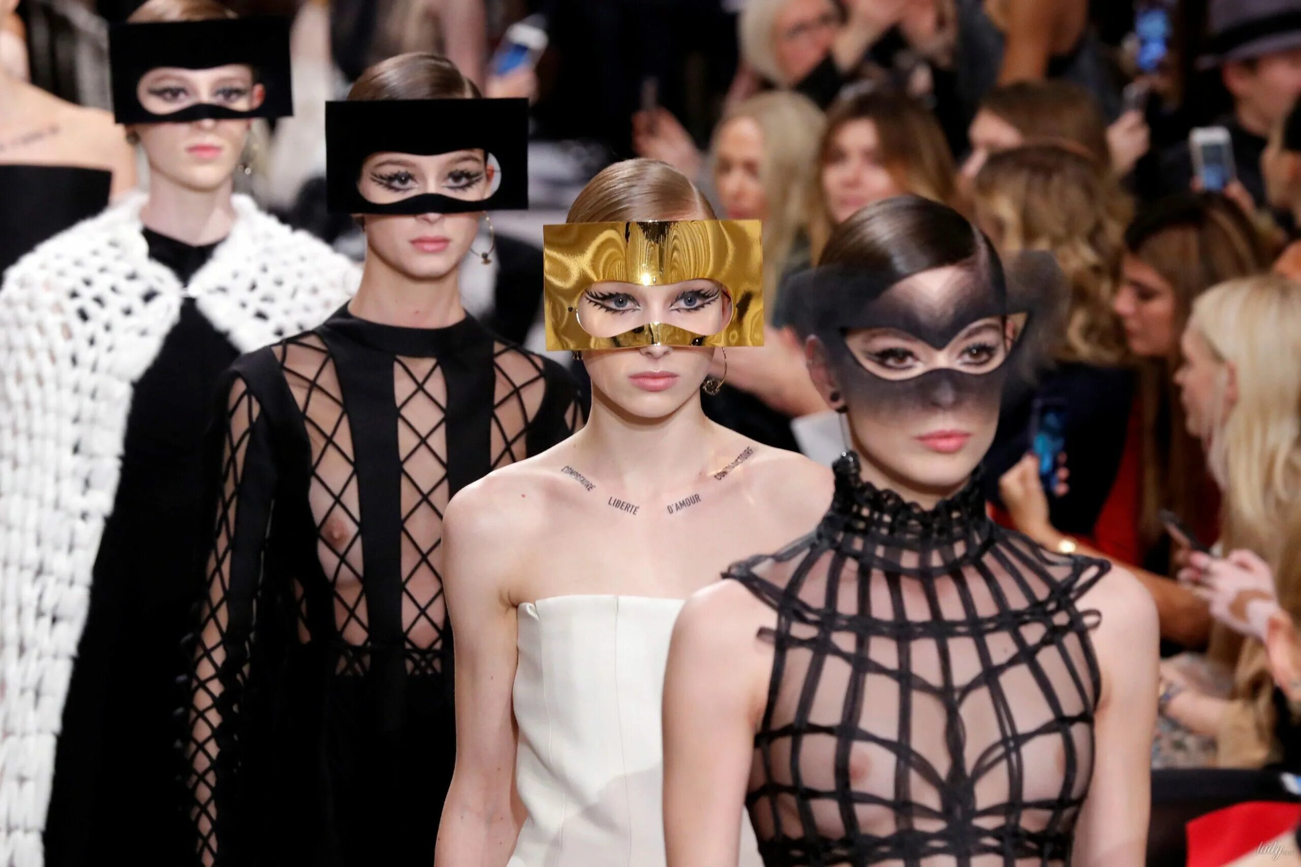 Мире моды это самый. Показ коллекции Кристиан диор 2018. Показ мод в Париже 2023. Подиум диор 2023. Высокая мода.