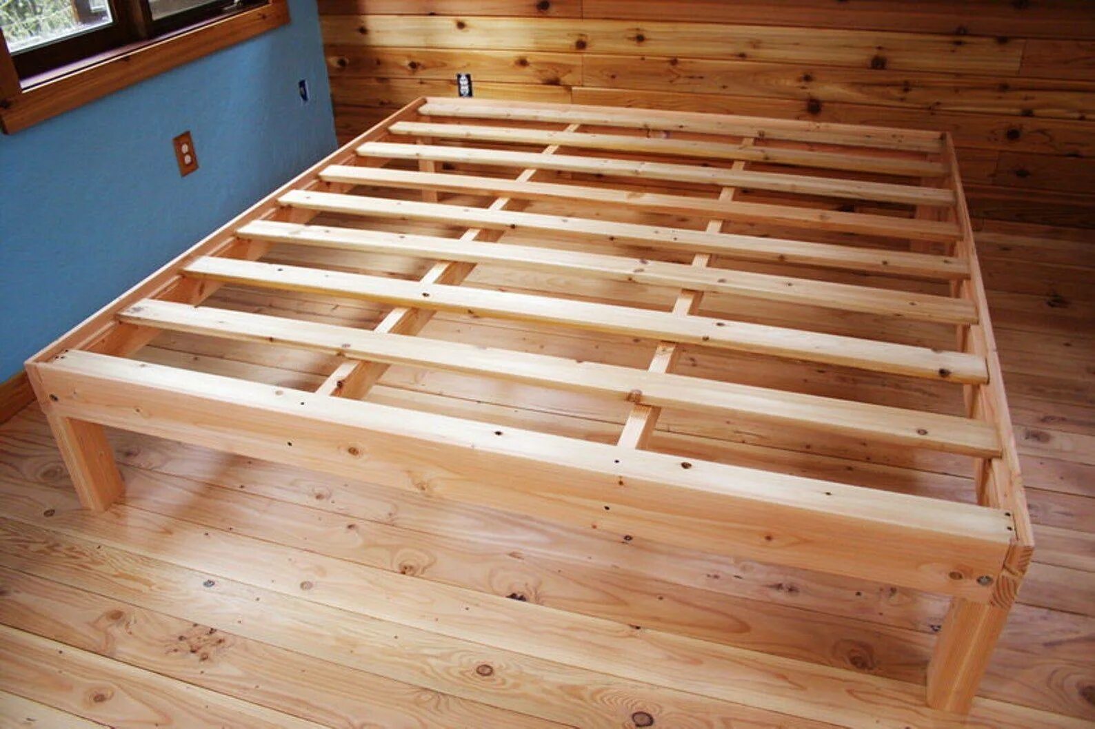 Самодельная кровать из дерева. Деревянный каркас кровати. Кровать из брусков. Каркас кровати из дерева. Простая деревянная кровать.