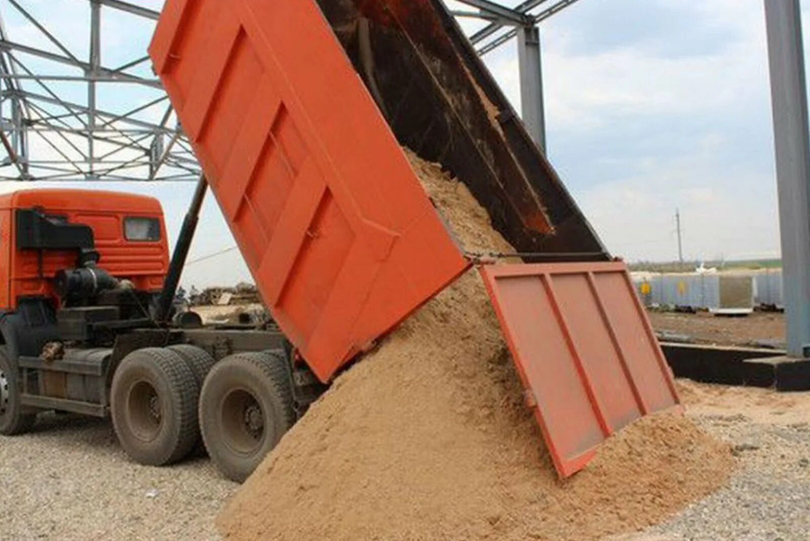 Камаз 55111 с щебнем. Щебень гранитный 5-20 камаз. Выгрузка щебня. Щебень 20-40 в маз. Самосвал 30т с пгс разгрузка.