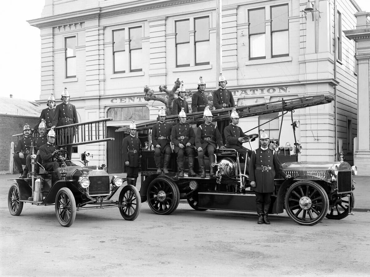 Пожарный автомобиль фрезе 1904 г. Пожарная машина Вандерберг 1901. Первый пожарный автомобиль в России 1904. Пожарная команда Царская Россия 1907. Первые пожарные службы