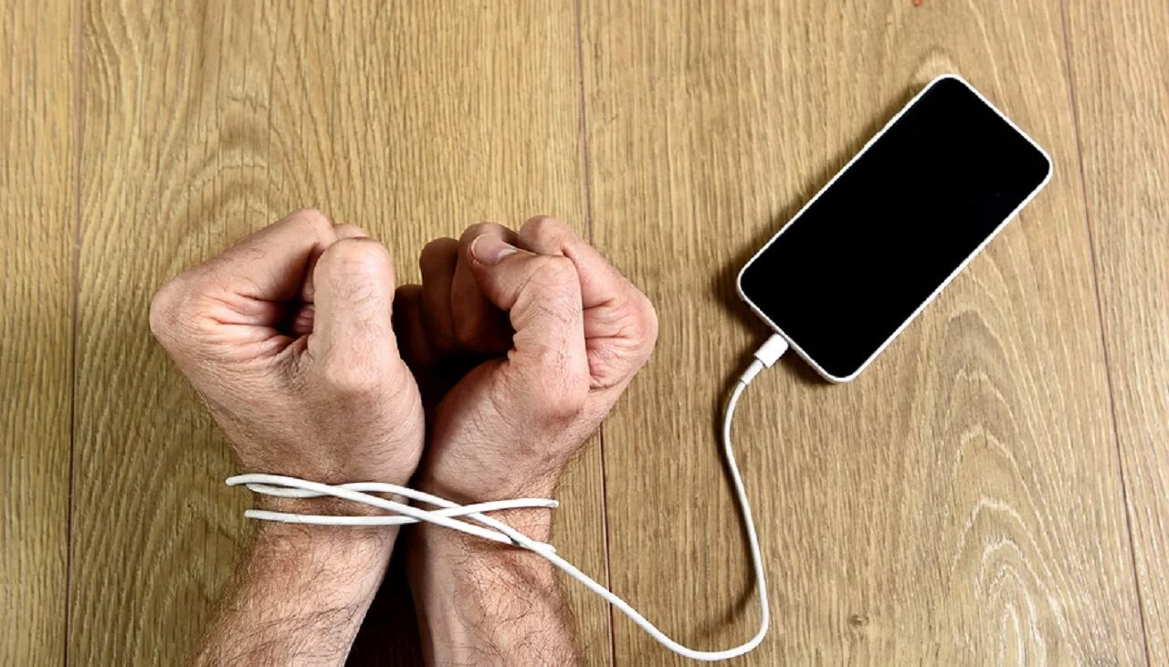 Устаю от телефона. Телефон зависимость. зависимость от мобильника. зависимый от телефона. номофобия боязнь.