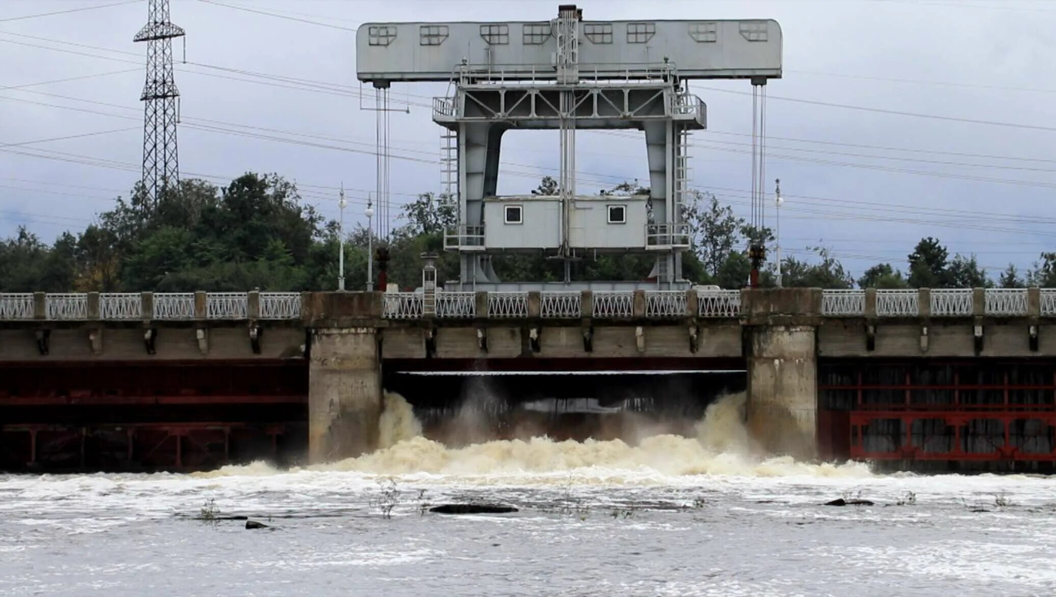 Сброс воды в сорочинском водохранилище. Нарвское водохранилище. Шлюзы Воронежского водохранилища. Сброс воды реки Нарва. Сброс воды на водохранилищах.