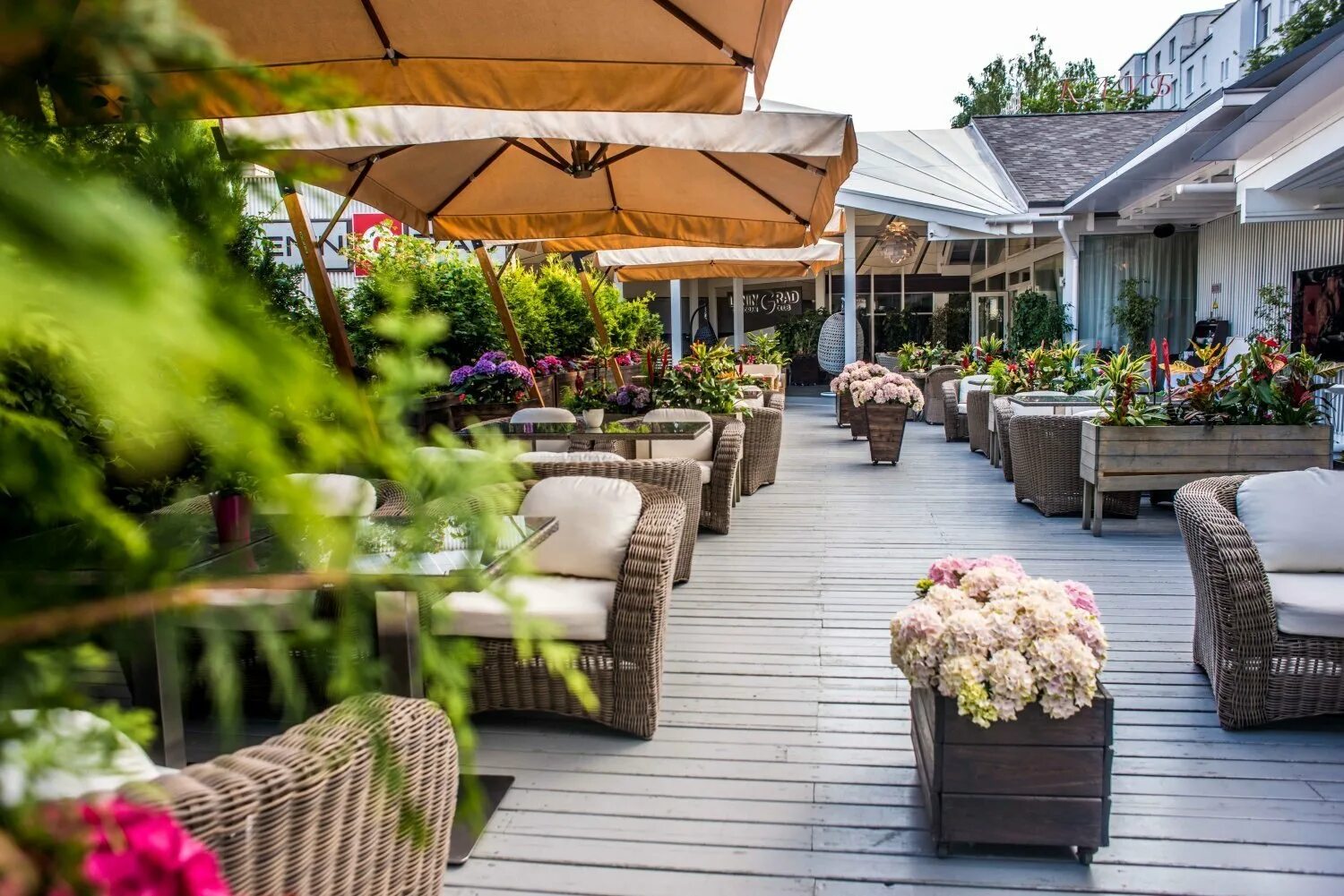 Летнее кафе ярославль. Кафе с летней верандой ярославль. Ярославль ресторан с террасой. Рестораны с верандой ярославль. Veranda riverside лужники.