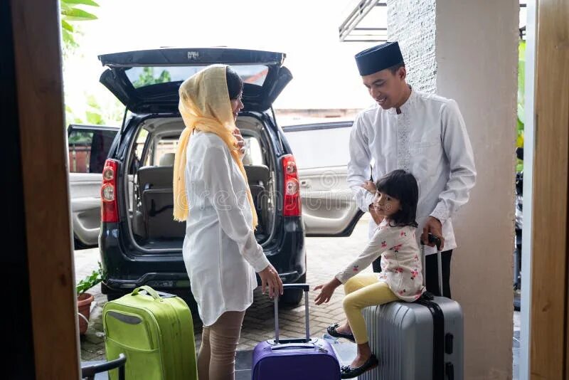 Мусульманин в самолете. Мусульманка с семьей с чемоданом. Семья мусульмане путешествует на машине. Пара мусульмане в путешествии.
