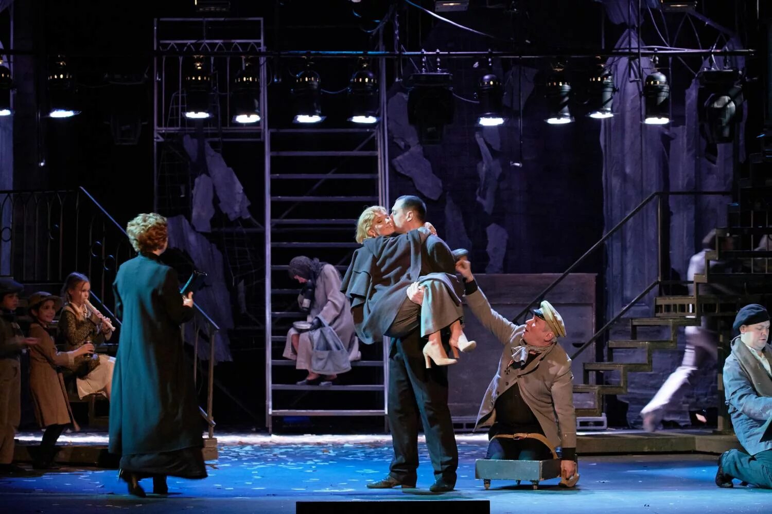 Театр современник три товарища актеры. Патриция хольман три товарища. Три товарища роберт локамп театр. Три товарища современник 2003 кто играл. Светлана иванова три товарища.